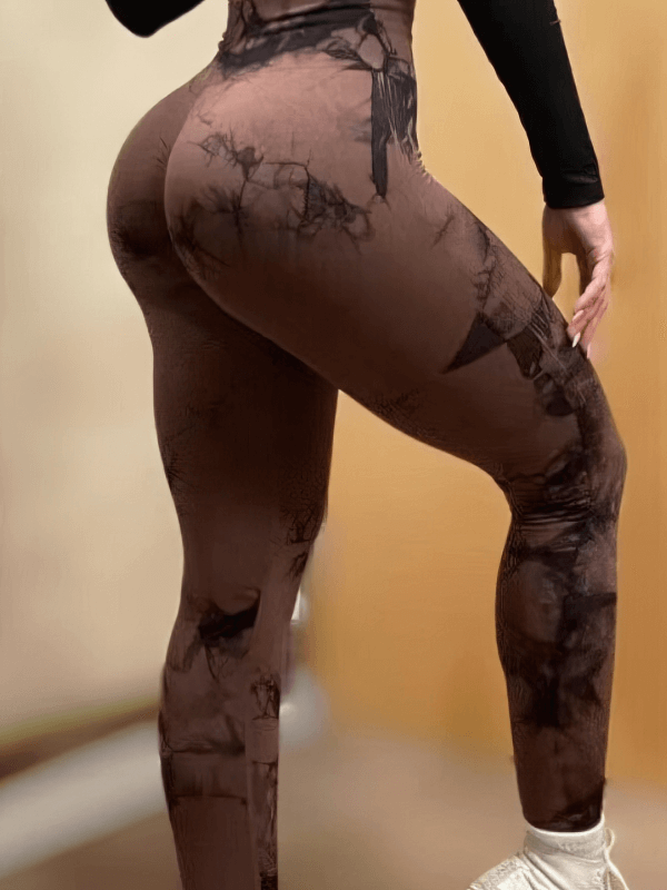 Woman wearing seamless tight leggings with push-up effect, featuring high waist and ankle-length hem, in a casual style.